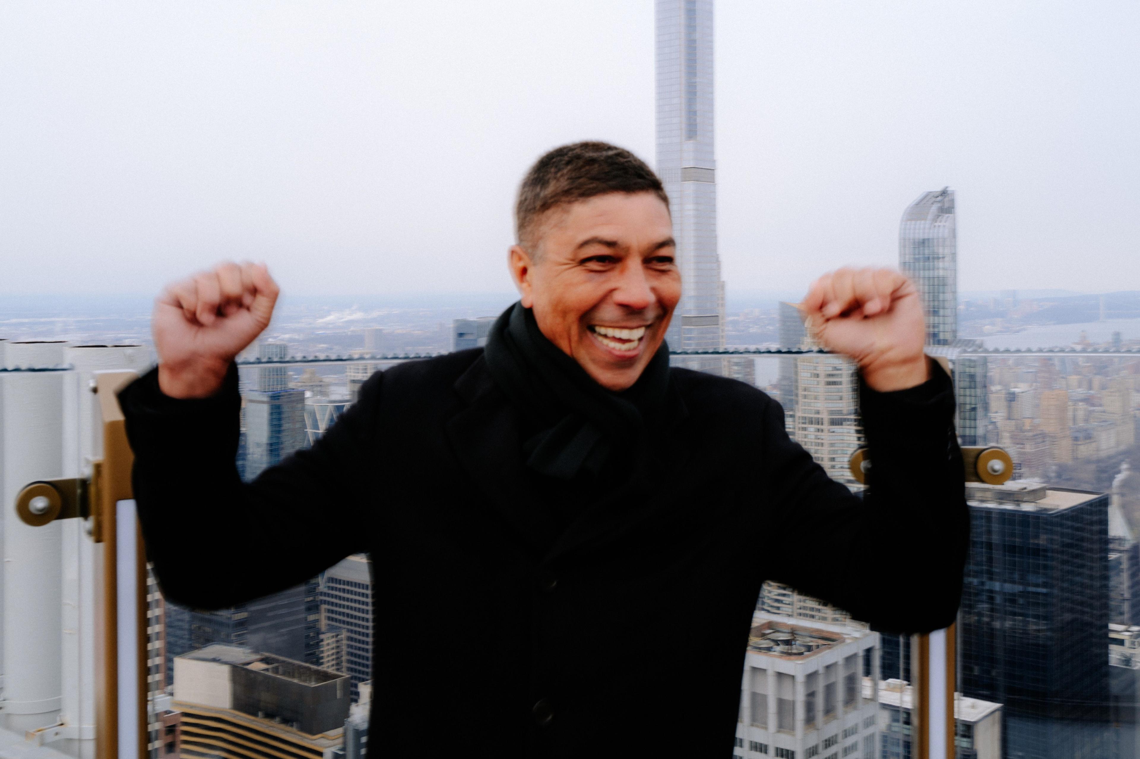Giovane Élber on skylift at top of the rock